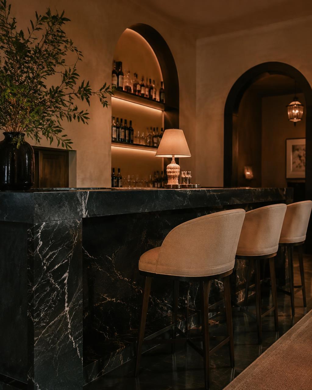 Bar en marbre sombre avec tabourets tapissés crème